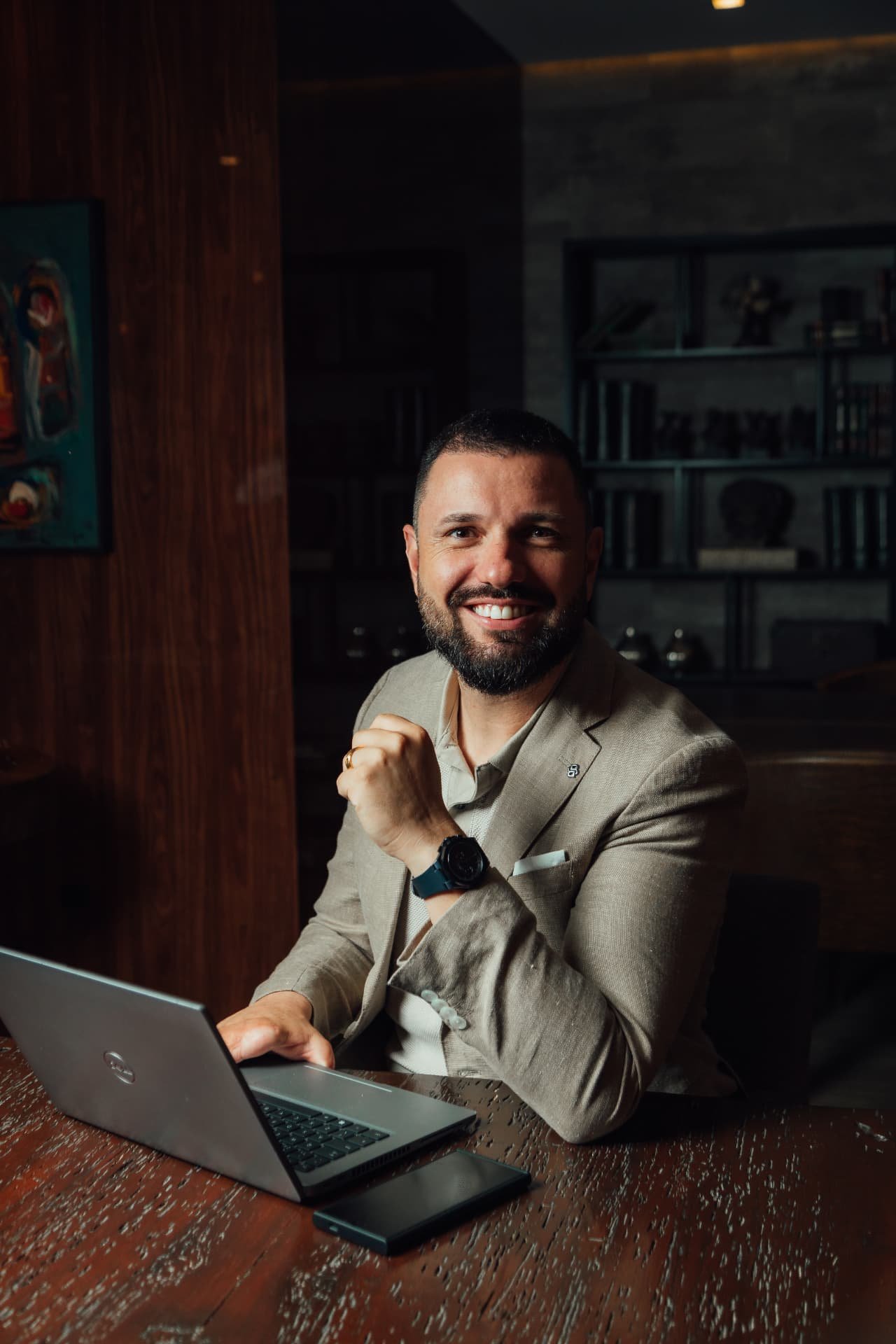 Alexandre Welsbacher sorrindo em uma mesa de trabalho durante uma sessão de mentoria